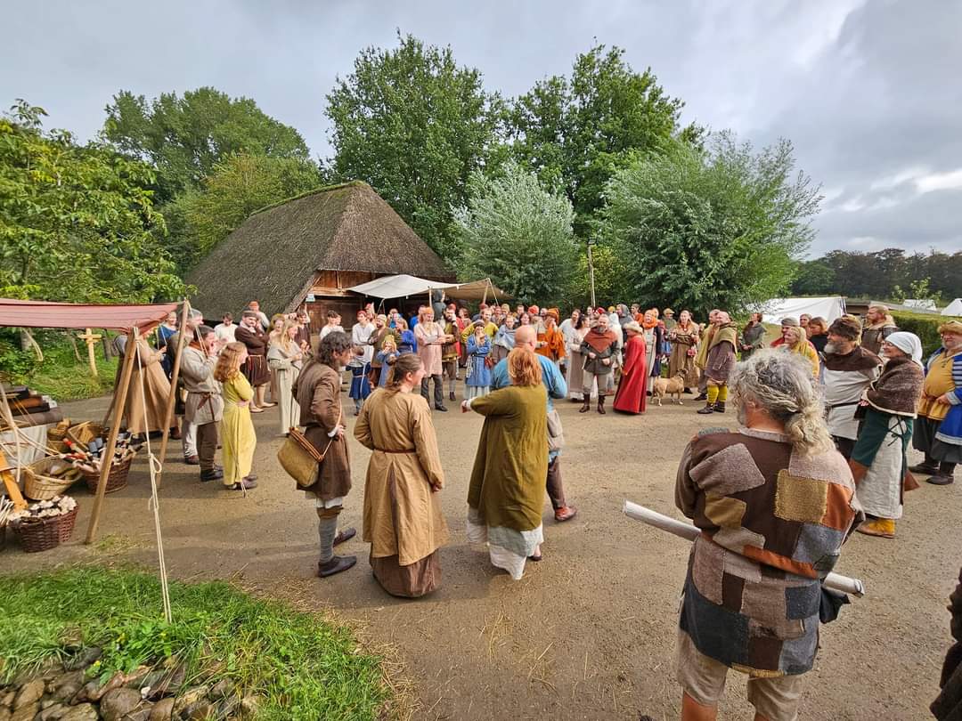 Header met afbeelding van een reconstructie van een karolingische boederij.
